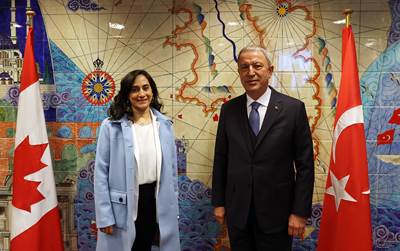 Millî Savunma Bakanı Hulusi Akar, NATO Karargâhında Kanada Savunma Bakanı Anita Anand ile Görüştü
