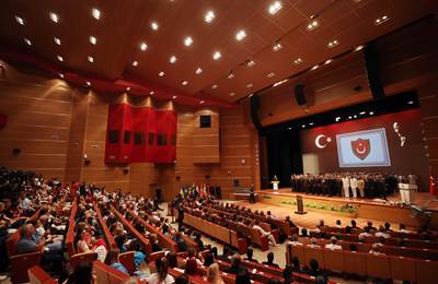 Millî Savunma Bakanı Hulusi Akar, Cumhurbaşkanımız Sn. Erdoğan’ın Teşrifleriyle Gerçekleşen Millî Savunma Üniversitesi Komuta Kurmay Eğitimi ve Karargâh Subaylığı Eğitimi Mezuniyet Töreni’nde Konuştu