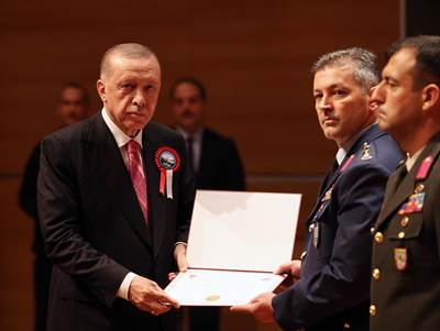 Millî Savunma Bakanı Hulusi Akar, Cumhurbaşkanımız Sn. Erdoğan’ın Teşrifleriyle Gerçekleşen Millî Savunma Üniversitesi Komuta Kurmay Eğitimi ve Karargâh Subaylığı Eğitimi Mezuniyet Töreni’nde Konuştu