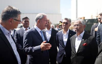 Millî Savunma Bakanı Hulusi Akar ve Malezya Kralı Sultan Abdullah Şah, FNSS’in Üretim Tesislerini Ziyaret Ederek İncelemelerde Bulundu