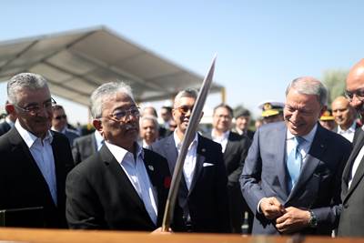 Millî Savunma Bakanı Hulusi Akar ve Malezya Kralı Sultan Abdullah Şah, FNSS’in Üretim Tesislerini Ziyaret Ederek İncelemelerde Bulundu