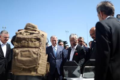 Millî Savunma Bakanı Hulusi Akar ve Malezya Kralı Sultan Abdullah Şah, FNSS’in Üretim Tesislerini Ziyaret Ederek İncelemelerde Bulundu