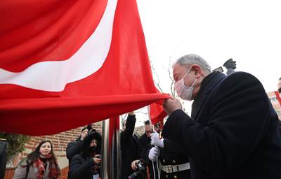 Millî Savunma Bakanı Hulusi Akar, "Çanakkale Geçilmez" Yazılı Altın Madalyanın “Toka Edildiği” Türk Bayrağını Törenle Göndere Çekti