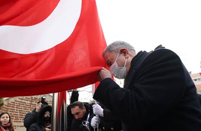 Millî Savunma Bakanı Hulusi Akar, "Çanakkale Geçilmez" Yazılı Altın Madalyanın “Toka Edildiği” Türk Bayrağını Törenle Göndere Çekti
