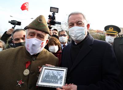 Millî Savunma Bakanı Hulusi Akar, "Çanakkale Geçilmez" Yazılı Altın Madalyanın “Toka Edildiği” Türk Bayrağını Törenle Göndere Çekti
