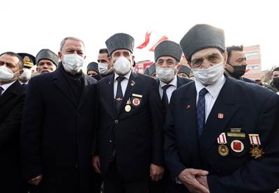 Millî Savunma Bakanı Hulusi Akar, "Çanakkale Geçilmez" Yazılı Altın Madalyanın “Toka Edildiği” Türk Bayrağını Törenle Göndere Çekti
