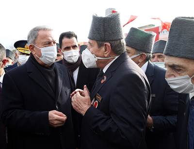 Millî Savunma Bakanı Hulusi Akar, "Çanakkale Geçilmez" Yazılı Altın Madalyanın “Toka Edildiği” Türk Bayrağını Törenle Göndere Çekti