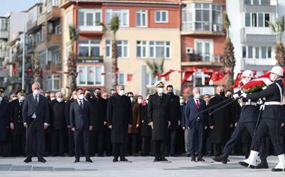 Millî Savunma Bakanı Hulusi Akar, "Çanakkale Geçilmez" Yazılı Altın Madalyanın “Toka Edildiği” Türk Bayrağını Törenle Göndere Çekti