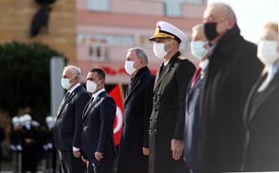 Millî Savunma Bakanı Hulusi Akar, "Çanakkale Geçilmez" Yazılı Altın Madalyanın “Toka Edildiği” Türk Bayrağını Törenle Göndere Çekti