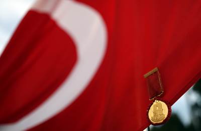 Millî Savunma Bakanı Hulusi Akar, "Çanakkale Geçilmez" Yazılı Altın Madalyanın “Toka Edildiği” Türk Bayrağını Törenle Göndere Çekti