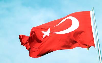 Millî Savunma Bakanı Hulusi Akar, "Çanakkale Geçilmez" Yazılı Altın Madalyanın “Toka Edildiği” Türk Bayrağını Törenle Göndere Çekti