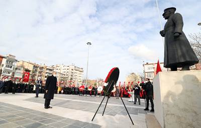 Millî Savunma Bakanı Hulusi Akar, "Çanakkale Geçilmez" Yazılı Altın Madalyanın “Toka Edildiği” Türk Bayrağını Törenle Göndere Çekti