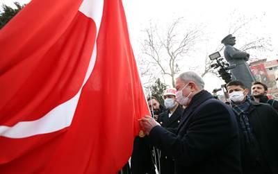 Millî Savunma Bakanı Hulusi Akar, "Çanakkale Geçilmez" Yazılı Altın Madalyanın “Toka Edildiği” Türk Bayrağını Törenle Göndere Çekti