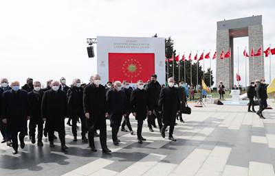 Cumhurbaşkanımız Sn. Erdoğan, Çanakkale’deki Törenlerde 129 Yıllık Tarihî Sancağı Millî Savunma Bakanı Hulusi Akar’a Teslim Etti 