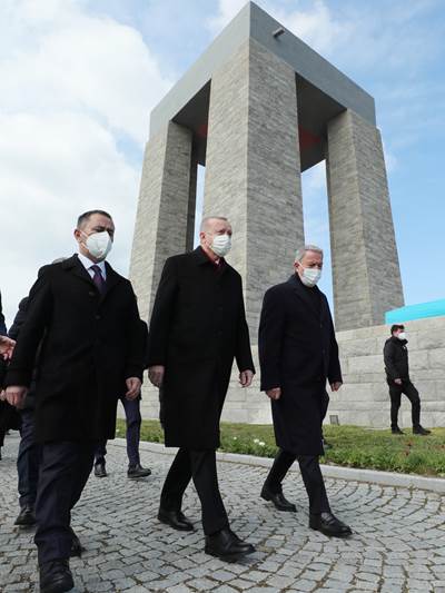 Cumhurbaşkanımız Sn. Erdoğan, Çanakkale’deki Törenlerde 129 Yıllık Tarihî Sancağı Millî Savunma Bakanı Hulusi Akar’a Teslim Etti 