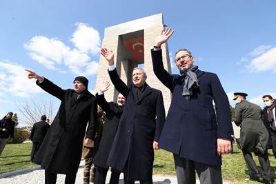Cumhurbaşkanımız Sn. Erdoğan, Çanakkale’deki Törenlerde 129 Yıllık Tarihî Sancağı Millî Savunma Bakanı Hulusi Akar’a Teslim Etti 