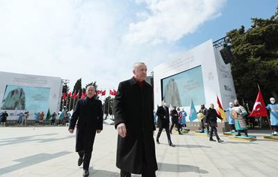 Cumhurbaşkanımız Sn. Erdoğan, Çanakkale’deki Törenlerde 129 Yıllık Tarihî Sancağı Millî Savunma Bakanı Hulusi Akar’a Teslim Etti 