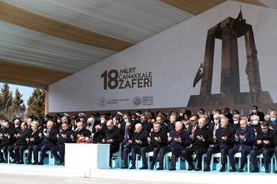 Cumhurbaşkanımız Sn. Erdoğan, Çanakkale’deki Törenlerde 129 Yıllık Tarihî Sancağı Millî Savunma Bakanı Hulusi Akar’a Teslim Etti 