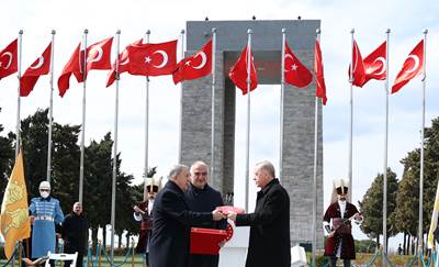 Cumhurbaşkanımız Sn. Erdoğan, Çanakkale’deki Törenlerde 129 Yıllık Tarihî Sancağı Millî Savunma Bakanı Hulusi Akar’a Teslim Etti 