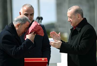 Cumhurbaşkanımız Sn. Erdoğan, Çanakkale’deki Törenlerde 129 Yıllık Tarihî Sancağı Millî Savunma Bakanı Hulusi Akar’a Teslim Etti 