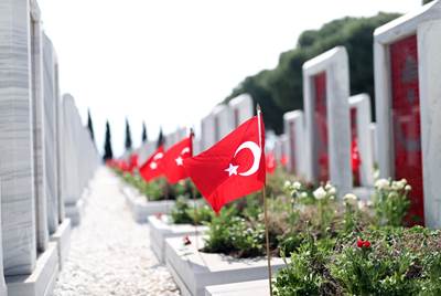 Cumhurbaşkanımız Sn. Erdoğan, Çanakkale’deki Törenlerde 129 Yıllık Tarihî Sancağı Millî Savunma Bakanı Hulusi Akar’a Teslim Etti 