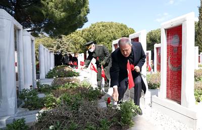 Cumhurbaşkanımız Sn. Erdoğan, Çanakkale’deki Törenlerde 129 Yıllık Tarihî Sancağı Millî Savunma Bakanı Hulusi Akar’a Teslim Etti 