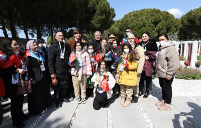 Cumhurbaşkanımız Sn. Erdoğan, Çanakkale’deki Törenlerde 129 Yıllık Tarihî Sancağı Millî Savunma Bakanı Hulusi Akar’a Teslim Etti 