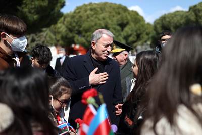 Cumhurbaşkanımız Sn. Erdoğan, Çanakkale’deki Törenlerde 129 Yıllık Tarihî Sancağı Millî Savunma Bakanı Hulusi Akar’a Teslim Etti 