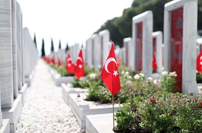 Cumhurbaşkanımız Sn. Erdoğan, Çanakkale’deki Törenlerde 129 Yıllık Tarihî Sancağı Millî Savunma Bakanı Hulusi Akar’a Teslim Etti 