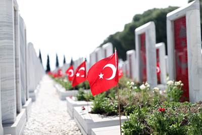 Cumhurbaşkanımız Sn. Erdoğan, Çanakkale’deki Törenlerde 129 Yıllık Tarihî Sancağı Millî Savunma Bakanı Hulusi Akar’a Teslim Etti 