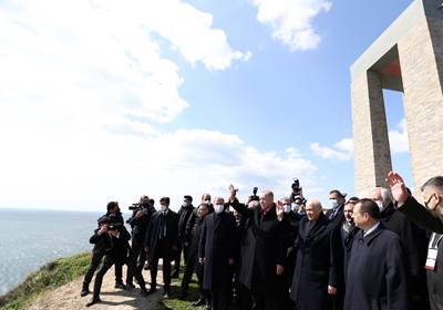 Cumhurbaşkanımız Sn. Erdoğan, Çanakkale’deki Törenlerde 129 Yıllık Tarihî Sancağı Millî Savunma Bakanı Hulusi Akar’a Teslim Etti 