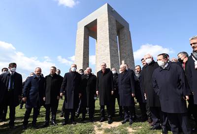 Cumhurbaşkanımız Sn. Erdoğan, Çanakkale’deki Törenlerde 129 Yıllık Tarihî Sancağı Millî Savunma Bakanı Hulusi Akar’a Teslim Etti 