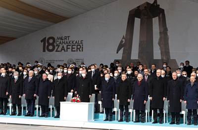 Cumhurbaşkanımız Sn. Erdoğan, Çanakkale’deki Törenlerde 129 Yıllık Tarihî Sancağı Millî Savunma Bakanı Hulusi Akar’a Teslim Etti 