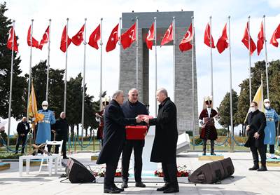 Cumhurbaşkanımız Sn. Erdoğan, Çanakkale’deki Törenlerde 129 Yıllık Tarihî Sancağı Millî Savunma Bakanı Hulusi Akar’a Teslim Etti 