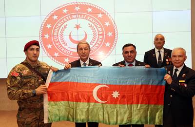 Millî Savunma Bakanı Hulusi Akar, Tek Vatan Harekâtı’nda Gazi Olan Azerbaycan Türkü Askerlerimizle Bir Araya Geldi