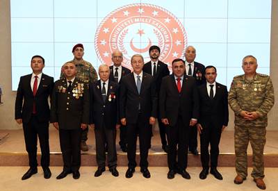 Millî Savunma Bakanı Hulusi Akar, Tek Vatan Harekâtı’nda Gazi Olan Azerbaycan Türkü Askerlerimizle Bir Araya Geldi
