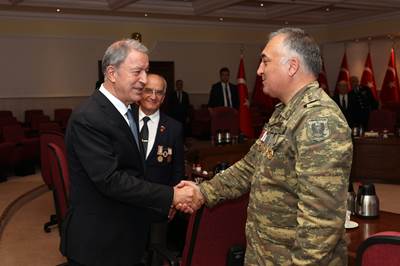 Millî Savunma Bakanı Hulusi Akar, Tek Vatan Harekâtı’nda Gazi Olan Azerbaycan Türkü Askerlerimizle Bir Araya Geldi