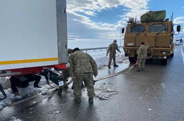 Adana-Gaziantep Otoyolunda Mahsur Kalan Vatandaşlarımızın Sıhhi Tahliyesi için 2 Adet Helikopter ve Yolun Açılması için 2 Adet Çekici Görevlendirildi 