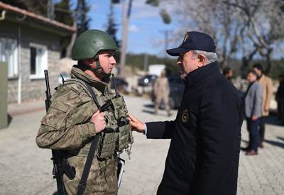 Millî Savunma Bakanı Hulusi Akar,  Sınır Hattında  Havadan ve Karadan İncelemelerde Bulundu, “Sığınmacı Akını” İddialarını Yalanladı