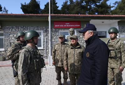 Millî Savunma Bakanı Hulusi Akar,  Sınır Hattında  Havadan ve Karadan İncelemelerde Bulundu, “Sığınmacı Akını” İddialarını Yalanladı