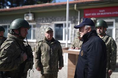 Millî Savunma Bakanı Hulusi Akar,  Sınır Hattında  Havadan ve Karadan İncelemelerde Bulundu, “Sığınmacı Akını” İddialarını Yalanladı