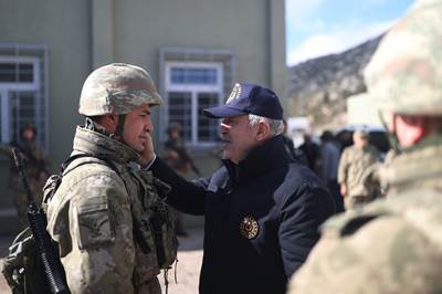 Millî Savunma Bakanı Hulusi Akar,  Sınır Hattında  Havadan ve Karadan İncelemelerde Bulundu, “Sığınmacı Akını” İddialarını Yalanladı