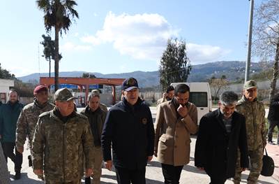 Millî Savunma Bakanı Hulusi Akar,  Sınır Hattında  Havadan ve Karadan İncelemelerde Bulundu, “Sığınmacı Akını” İddialarını Yalanladı