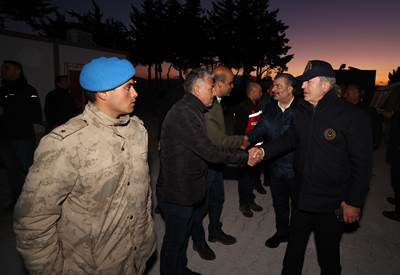 Millî Savunma Bakanı Hulusi Akar  ve Sağlık Bakanı Fahrettin Koca Antakya ve Altınözü’ndeki Çalışmaları İnceledi, Vatandaşlarla Bir Araya Geldi
