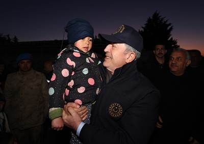 Millî Savunma Bakanı Hulusi Akar  ve Sağlık Bakanı Fahrettin Koca Antakya ve Altınözü’ndeki Çalışmaları İnceledi, Vatandaşlarla Bir Araya Geldi