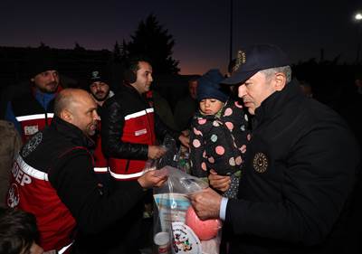 Millî Savunma Bakanı Hulusi Akar  ve Sağlık Bakanı Fahrettin Koca Antakya ve Altınözü’ndeki Çalışmaları İnceledi, Vatandaşlarla Bir Araya Geldi