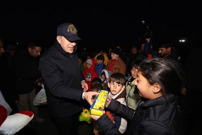 Millî Savunma Bakanı Hulusi Akar  ve Sağlık Bakanı Fahrettin Koca Antakya ve Altınözü’ndeki Çalışmaları İnceledi, Vatandaşlarla Bir Araya Geldi