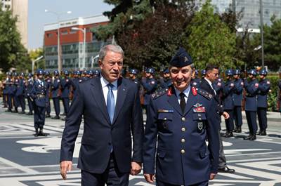 Hava Kuvvetleri Komutanlığında Devir-Teslim: Emekliye Ayrılan Org. Hasan Küçükakyüz Görevi Org. Atilla Gülan’a Devretti