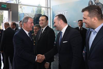 Millî Savunma Bakanı Hulusi Akar ve Komutanlar, “Al Sancak” Dizisini Oyuncularla Beraber İzledi