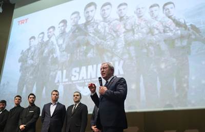 Millî Savunma Bakanı Hulusi Akar ve Komutanlar, “Al Sancak” Dizisini Oyuncularla Beraber İzledi